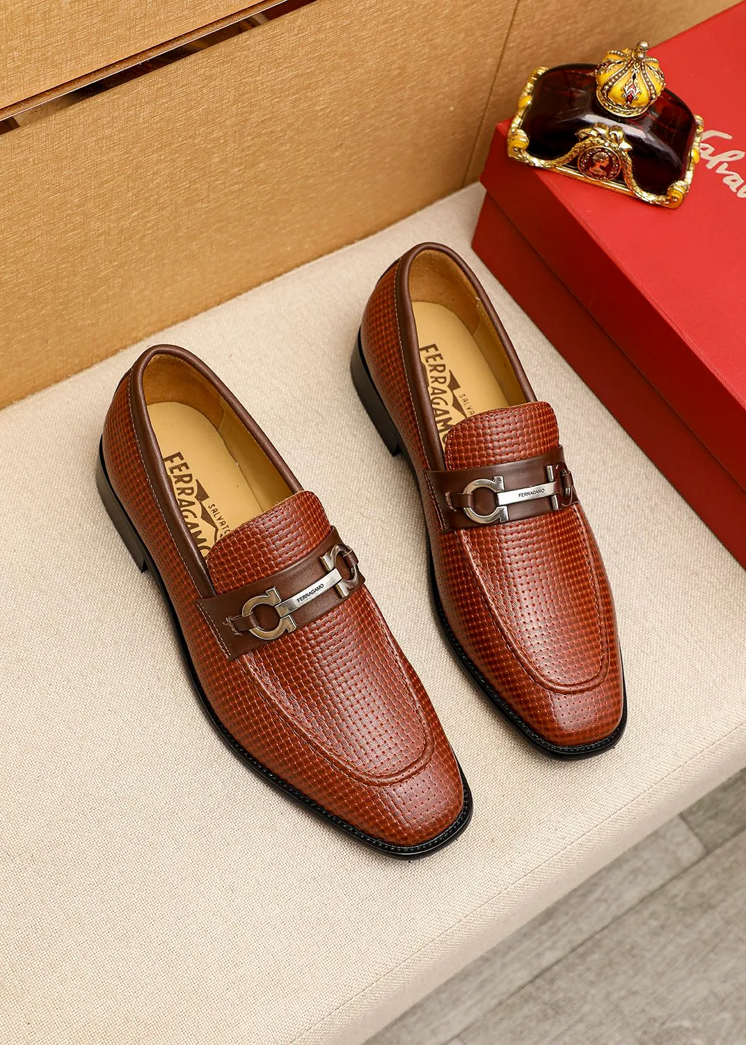 Men's shoes 💰462 💐 Product trademark: Ferragamo "Ferragamo" casual leather shoes Regular size: 38-44 (45.46🉑️customized) Product materials: Selected imported first-layer calfskin embossed upper + luxury hardware buckle, imported water-dyed cow leather lining. Strong three-dimensional visual effect, original outsole color: 2 colors available